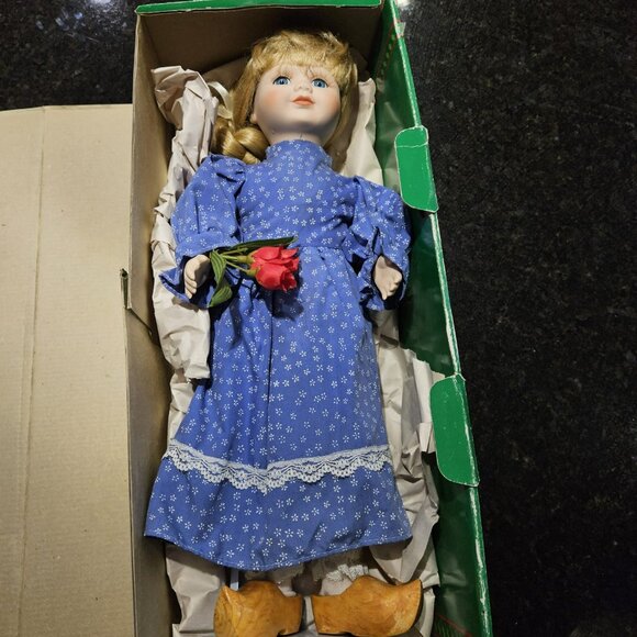 Vintage Doll Dutch Girl Jana from House of Lloyd's Christmas Around The World - Picture 2 of 4